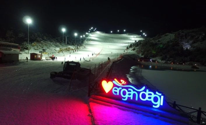 Ergan Kayak Merkezi’nde gece kayak keyfi