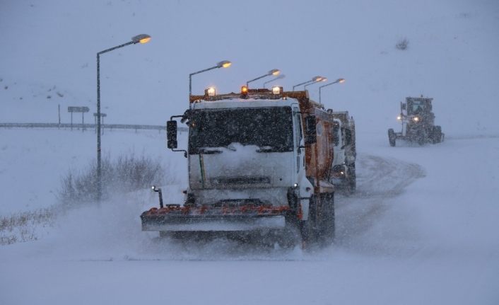 Erzincan’da kar ve tipi 82 köy yolunu ulaşıma kapadı