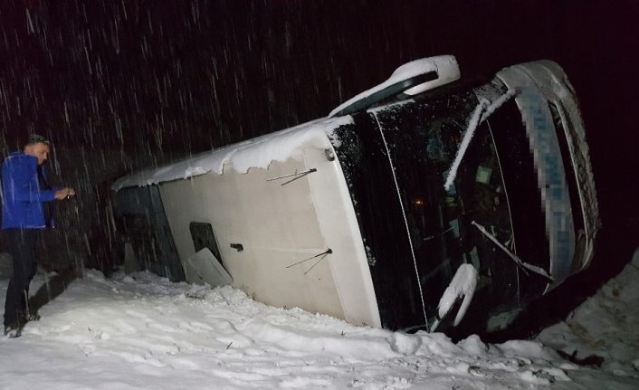 Erzincan’da yolcu otobüsü devrildi: 16 yaralı