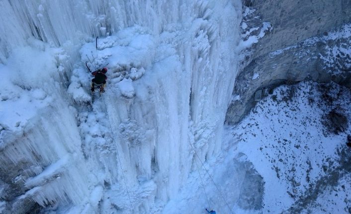 Erzurum’da buz şelalesinde nefes kesen tırmanış