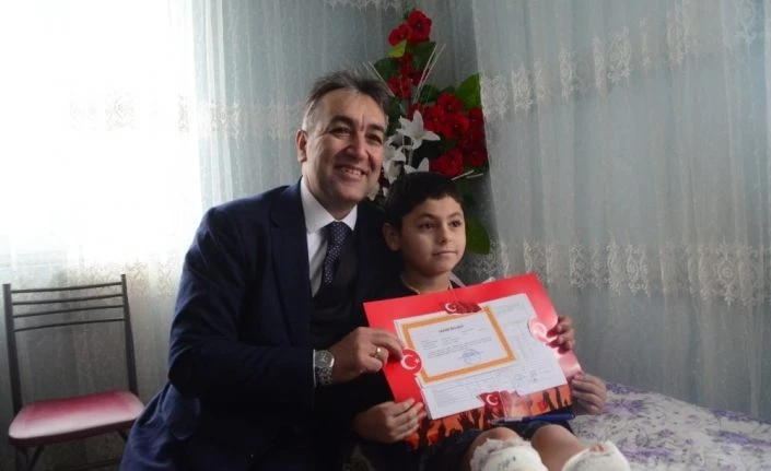 Evde eğitim gören Arda’nın karnesini evine giden Vali Çağatay verdi
