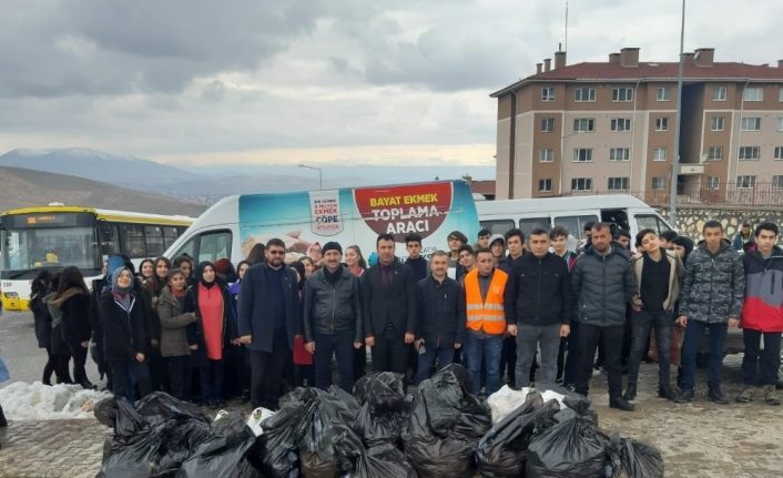 Gençler doğadaki hayvanlar için yiyecek bıraktı