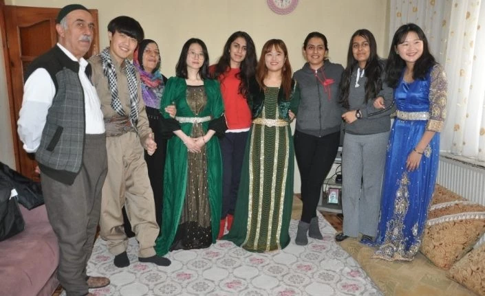 Güney Kore’den geldiler, 2 gün Yüksekovalı ailenin misafiri oldular