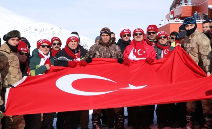 Hakkari 2 bin 800 rakımda şehitler için yürüyüş