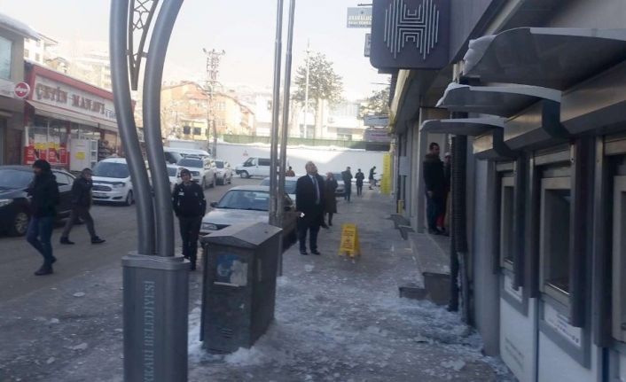 Hakkari’de çatılardaki buz sarkıtları temizlendi