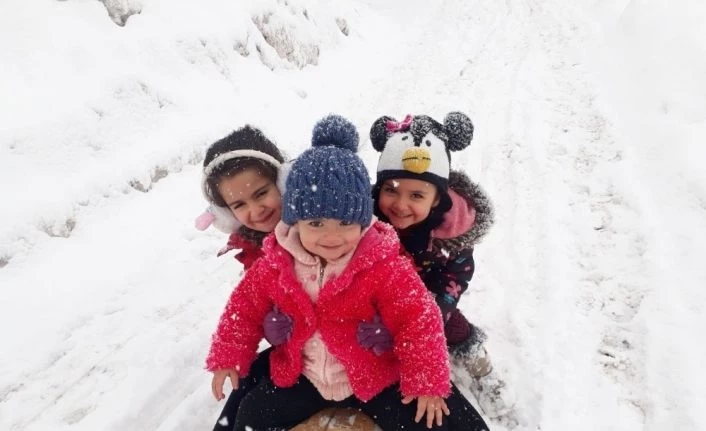 Hakkari’de çocukların kızak keyfi