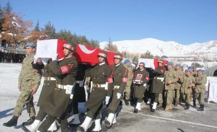 Hakkari’de eğitim kazasında şehit olan askerler için tören düzenlendi