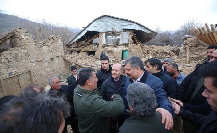 İçişleri Bakanı Soylu ile Sağlık Bakanı Koca depremde 6 evin yıkıldığı köyde incelemede bulundu