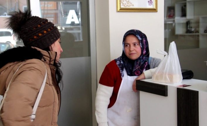 İki çölyaklı çocuğu için glutensiz pastane açtı