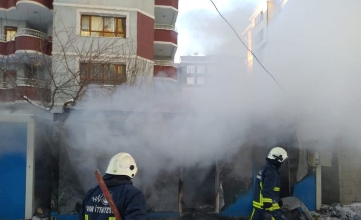 Van İpekyolu'nda İnşaat alanında çıkan yangın itfaiyeyi alarma geçirdi