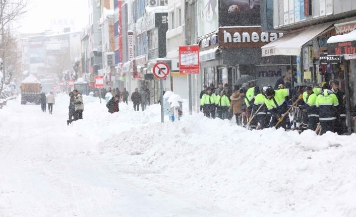 İpekyolu Belediyesinden kar temizleme ve yol açma çalışması