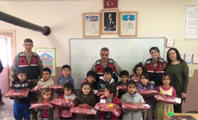 Jandarma’dan miniklere yılbaşı hediyesi