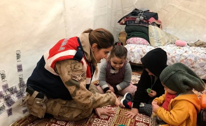 Jandarmanın kadın personelleri, depremzede çocukları yalnız bırakmıyor