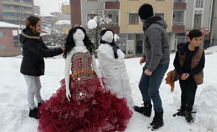 Kardan gelin damat yapıp halay çekerek eğlendiler