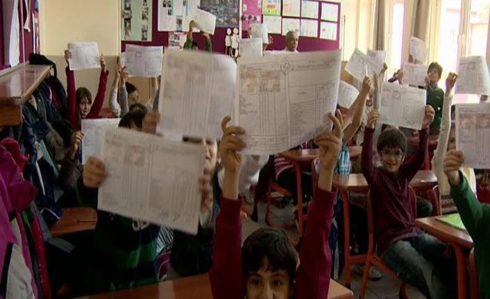 Karneler saat kaçta verilecek? Bugün karneler kaçta dağıtılacak?