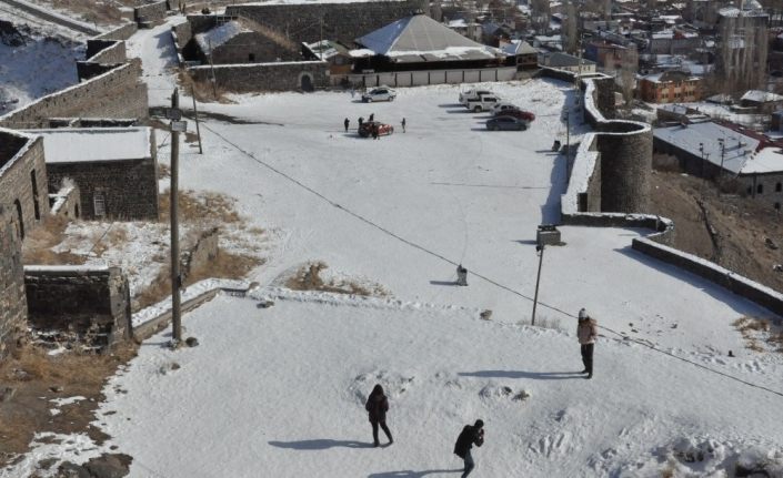 Kars Kalesi ziyaretçi akınına uğruyor