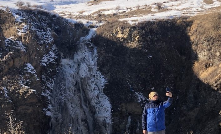 Kars’ın soğuğu şelaleyi dondurdu