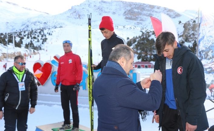 Kayakla Oryantiring Türkiye Şampiyonasında dereceye giren sporculara madalyaları takdim edildi