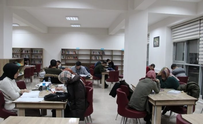 Kaymakam, başkan ve müdürler nöbette, öğrenciler kütüphanede