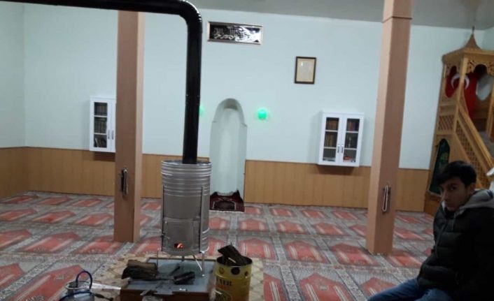 Malatya’da vatandaşlar deprem sonrası camilere sığındı