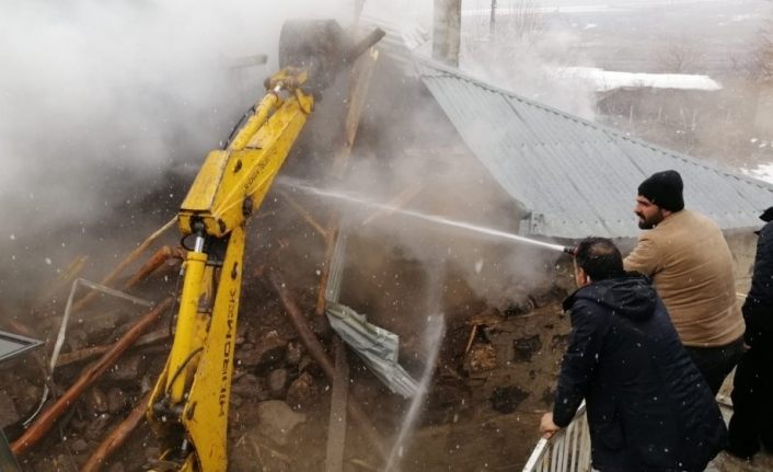 Metruk evde yangın çıktı, yavru köpekler telef oldu