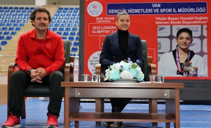 Milli sporcu Nur Tatar Vanlı Tekvandocularla bir araya geldi