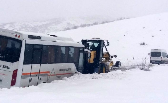 Öğrencileri taşıyan midibüs kara saplandı, ekipler kurtardı