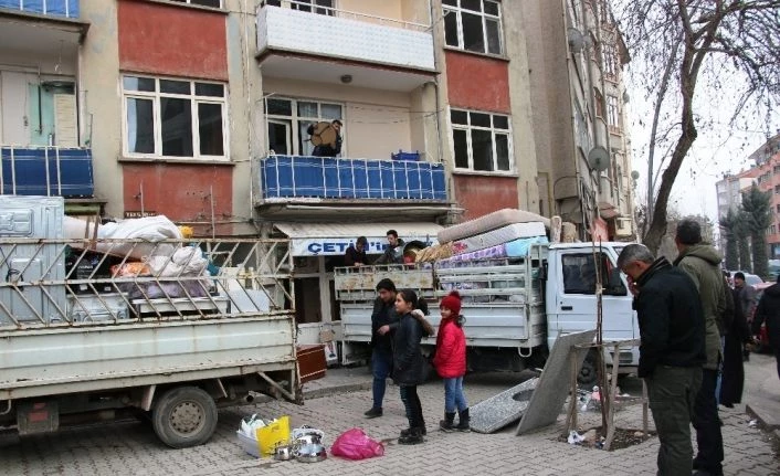 (ÖZEL) Elazığ’da 88 yapı için acil yıkım kararı, depremden kaçış