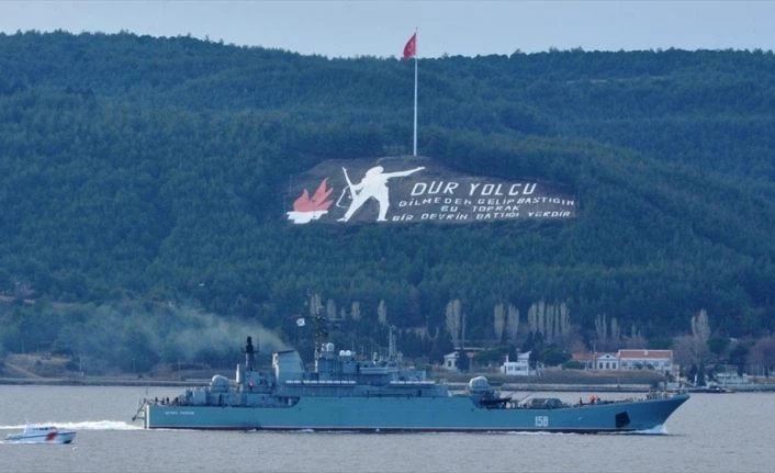 Rus askeri gemisi Çanakkale Boğazı