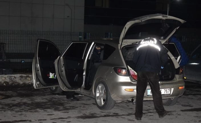 Seyir halindeki araçta silahla kazara kendini vurdu