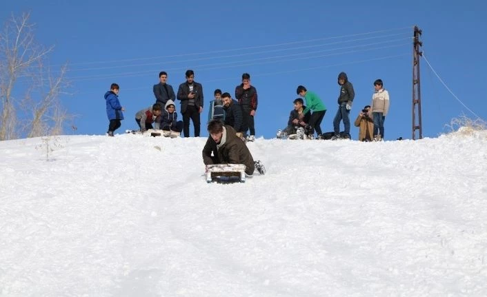 Van Başkale'de tatili fırsat bilen çocukların kızak keyfi