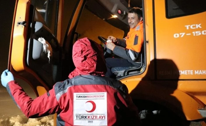 Türk Kızılay, yoğun kar nedeniyle yolda kalan sürücülere ikramda bulundu