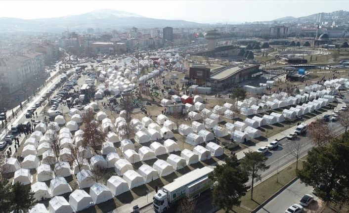 Türkiye, Elazığ depremi sonrası yardım için zamanla yarıştı