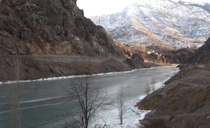 Türkiye’nin en hızlı akan nehri olan Çoruh buz tuttu