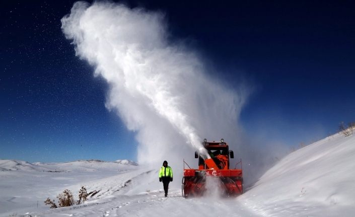 Türkiye’nin en soğuk ilçesi Çaldıran'da zorlu kar çalışması