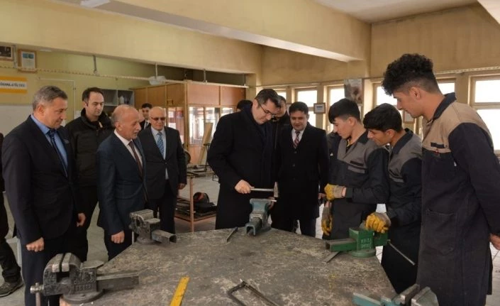 Vali Memiş, görme engelli çocukları okullarında ziyaret etti, birlikte şarkı söyledi