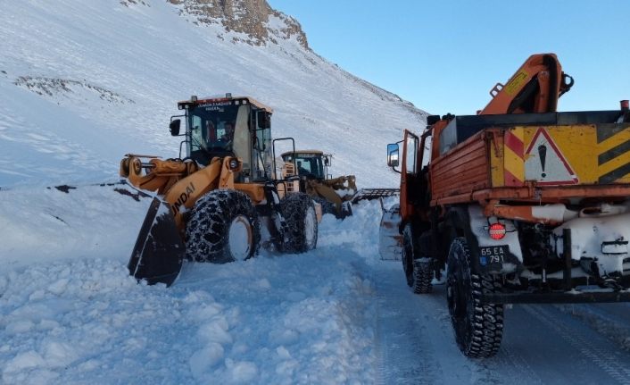 Van-Bahçesaray yolu ulaşıma açıldı