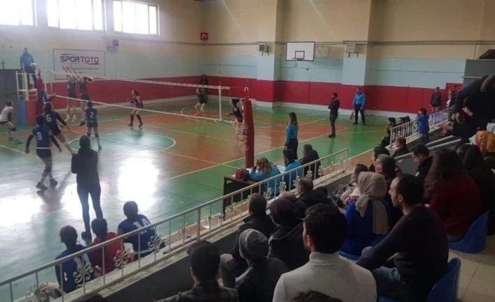 Van Büyükşehir Belediyesi kadın voleybol takımı haftayı galibiyetle kapadı