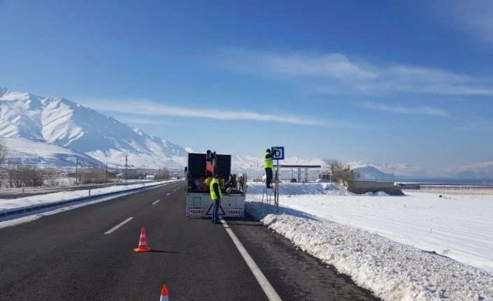 Van Büyükşehir Belediyesi trafik levha çalışmalarını sürdürüyor