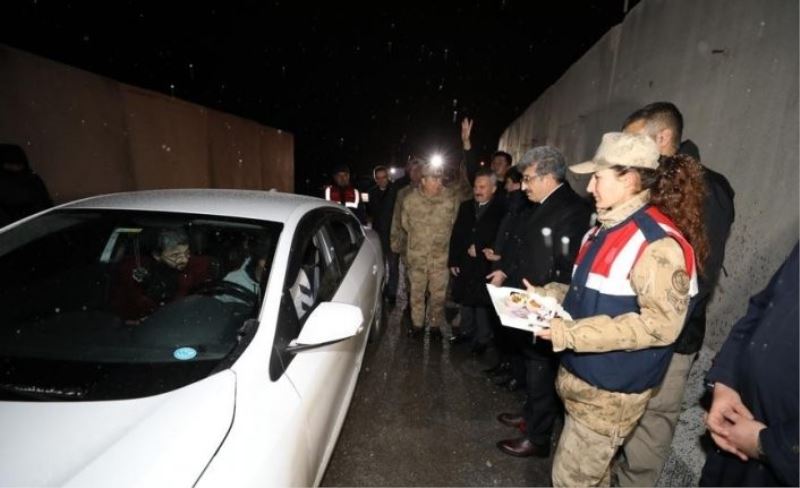 Van Valisi Bilmez, yeni yıla nöbete giren güvenlik güçlerini ziyaret etti