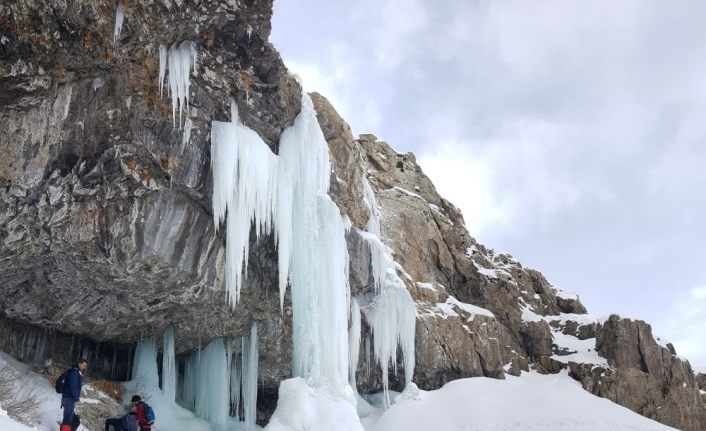 Van’daki buz şelalesi dağcıları bekliyor
