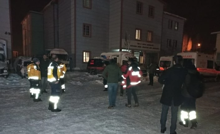 Van’dan 32 kişilik sağlık ekibi Elazığ’a gitti