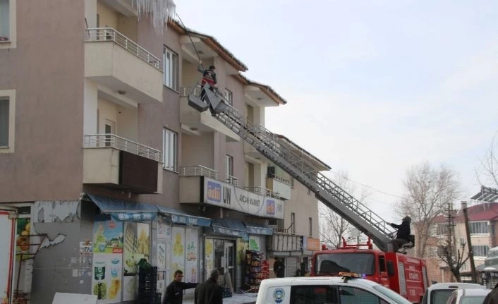 Varto’da buz sarkıtlarını kırma ve yol tuzlama çalışması