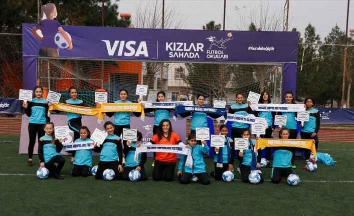 Visa Kızlar Sahada Futbol Okulları ile kadın futbolu Türkiye