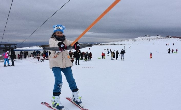 Yarı yıl tatili, kayak merkezini hafta içi de doldurdu