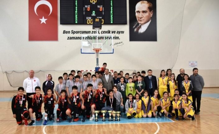 Yıldızlar kız-erkek basketbol müsabakaları tamamlandı