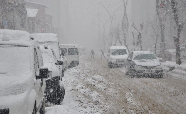 Yüksekova’da cadde ve kaldırımlara kar atanlara ceza