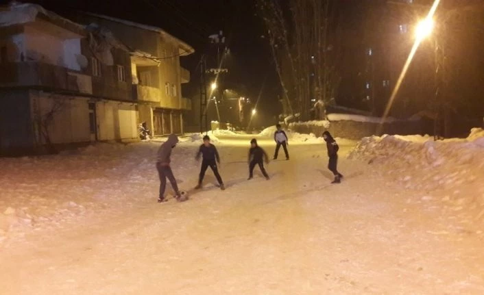 Yüksekova’da çocukların eksi 25 derecede futbol aşkı