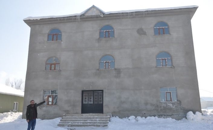 Yüksekova’da köy camii hayırseverlerin halı yardımını bekliyor