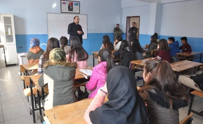 Yüksekova’da ‘Sınıfınızda 5-10 dakika, 5-10 kelam edelim mi’ programı başlatıldı